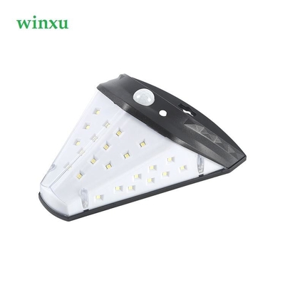 มุมกว้างขนาดใหญ่ 42led โคมไฟติดผนัง LED พลังงานแสงอาทิตย์ 2700K สำหรับ Garden Courtyard