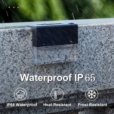 IP65 ไฟดาดฟ้าพลังงานแสงอาทิตย์สีขาวอบอุ่นรั้วบันไดกลางแจ้ง 2700K ไฟ LED ดาดฟ้าพลังงานแสงอาทิตย์