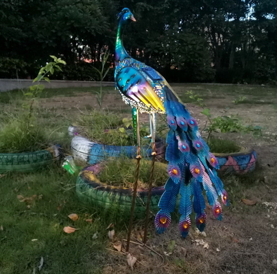 กลางแจ้งพลังงานแสงอาทิตย์โลหะนกยูงรูปปั้นพลังงานแสงอาทิตย์ไฟงานฝีมือ Backyard Party งานแต่งงาน Decor