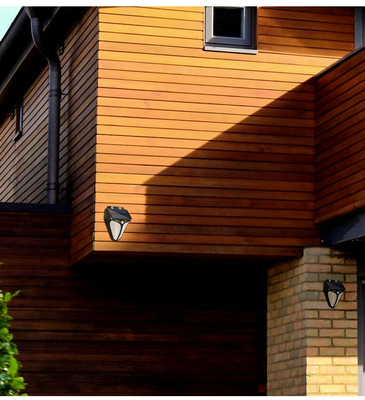 DC6V Yard Garage โคมไฟติดผนัง LED พลังงานแสงอาทิตย์แบบไร้สาย 6000K พร้อม 3 โหมดที่เลือกได้